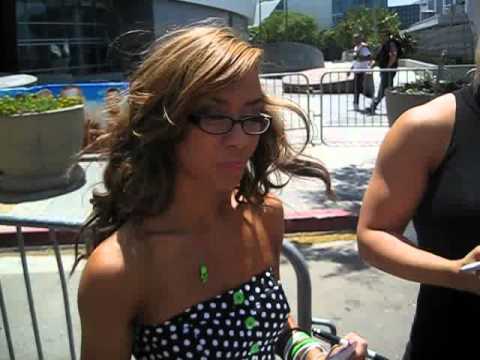 Vinstigator shaking palms with WWE Divas AJ Lee and Kaitlyn – Summerslam Axxess 2011